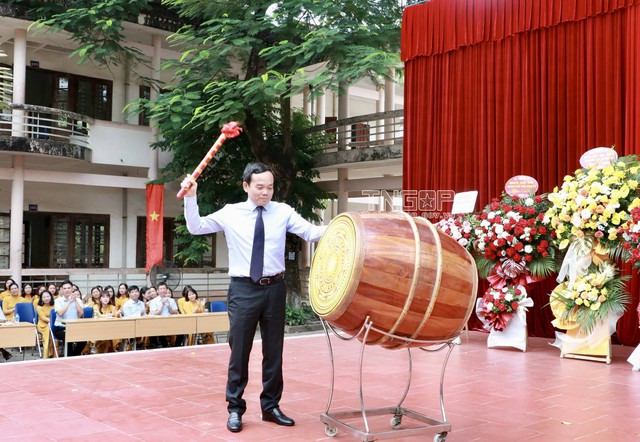 Ph&oacute; Thủ tướng Trần Lưu Quang đ&aacute;nh trống khai giảng tại Trường phổ th&ocirc;ng v&ugrave;ng cao Việt Bắc. Ảnh - TTXVN.&nbsp;