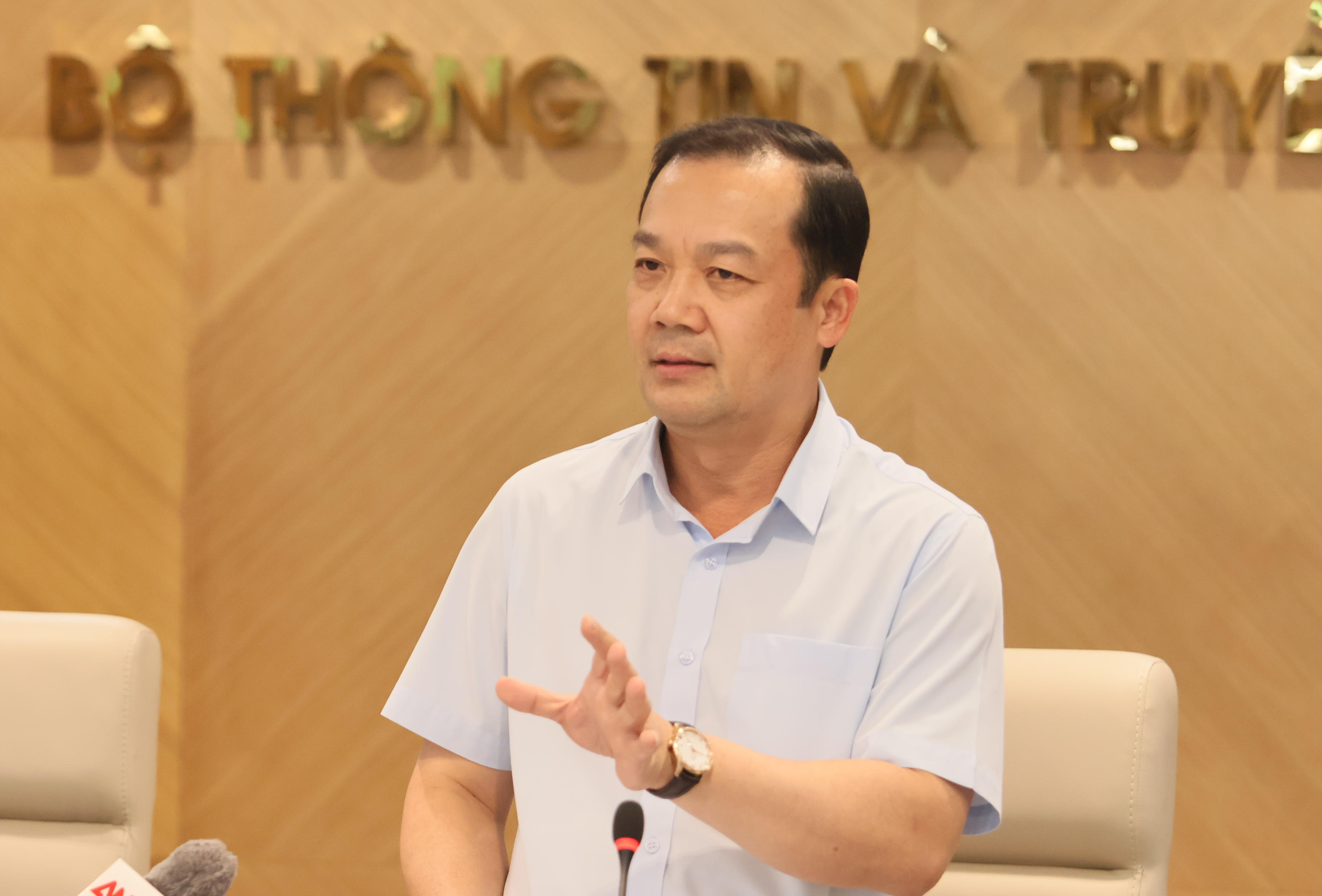 Thứ trưởng Bộ Th&ocirc;ng tin v&agrave; Truyền th&ocirc;ng Phạm Đức Long: Đến nay, tất cả c&aacute;c thu&ecirc; bao đăng k&yacute; mới đều được đối so&aacute;t th&ocirc;ng tin với cơ sở dữ liệu quốc gia về d&acirc;n cư.