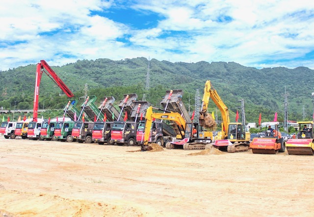 M&aacute;y m&oacute;c, thiết bị của nh&agrave; thầu khởi động thi c&ocirc;ng tuyến đường ven biển nối cảng Li&ecirc;n Chiểu.
