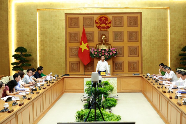 Ph&oacute; Thủ tướng Trần Hồng H&agrave;&nbsp;gợi mở xem x&eacute;t phương &aacute;n thực hiện tiền kiểm đối với một số loại thực phẩm, phụ gia thực phẩm c&oacute; nguy cơ cao về an to&agrave;n thực phẩm; siết chặt kiểm so&aacute;t việc nhập khẩu, nhập lậu c&aacute;c mặt h&agrave;ng thực phẩm, đồ uống; quy định r&otilde; tr&aacute;ch nhiệm của cơ quan truyền th&ocirc;ng, b&aacute;o ch&iacute; khi quảng c&aacute;o thực phẩm, nhất l&agrave; thực phẩm bảo vệ sức khoẻ&hellip;