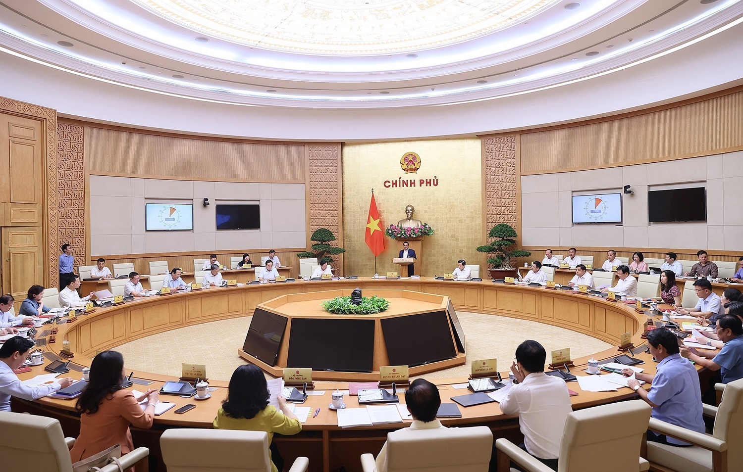 Phi&ecirc;n họp thống nhất đ&aacute;nh gi&aacute;, t&igrave;nh h&igrave;nh th&aacute;ng 8 tiếp tục xu hướng t&iacute;ch cực, đ&oacute;ng g&oacute;p v&agrave;o kết quả chung của 8 th&aacute;ng năm 2023. Ảnh:VGP.