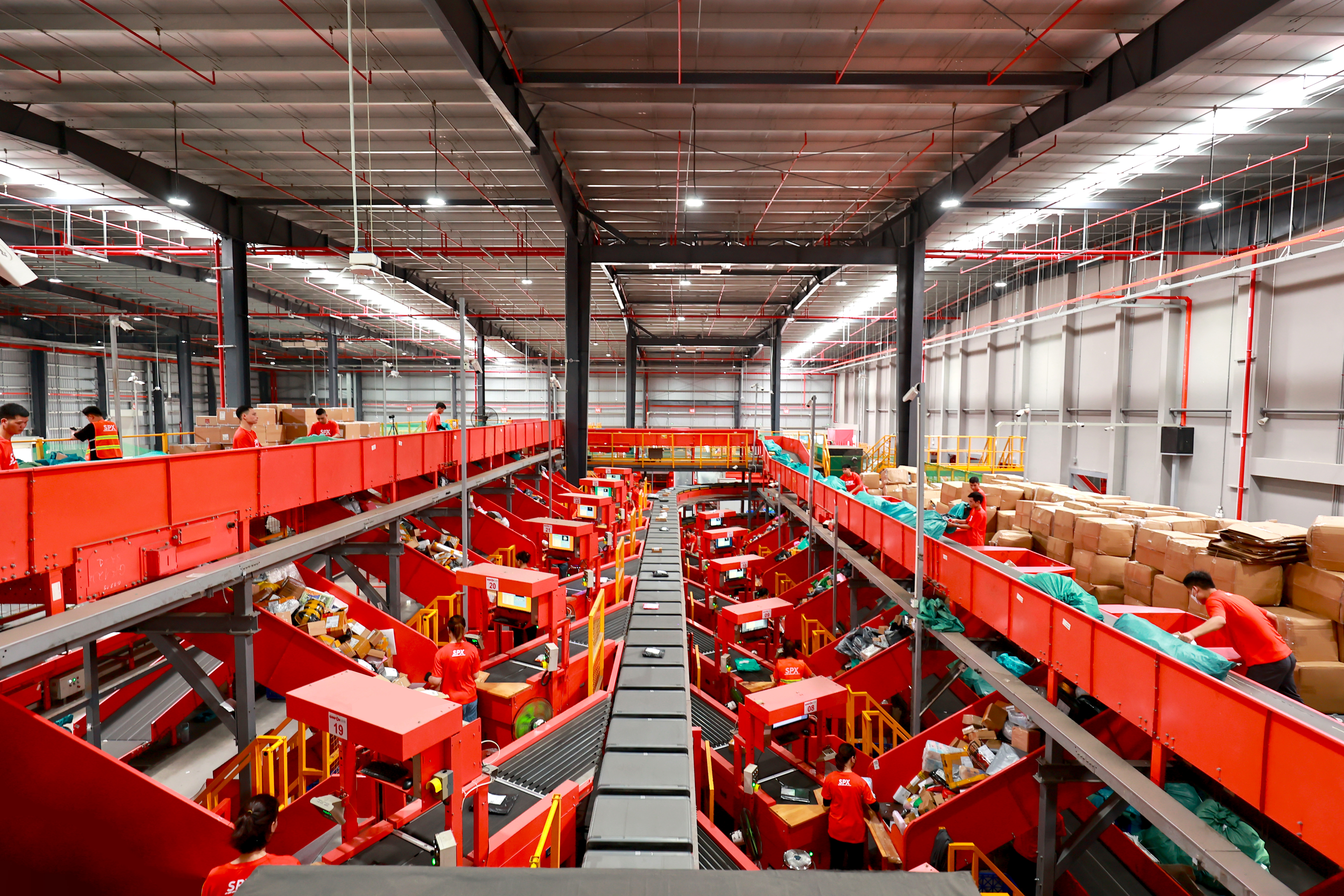 Hệ thống ph&acirc;n loại h&agrave;ng tự động tại Trung t&acirc;m ph&acirc;n loại SPX Bắc Ninh.