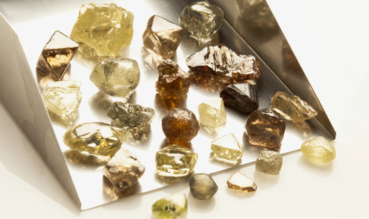 De Beers giữ sự độc quyền của m&igrave;nh trong mảng kim cương bằng c&aacute;ch thu gom tất cả nguồn cung nguy&ecirc;n liệu th&ocirc;.