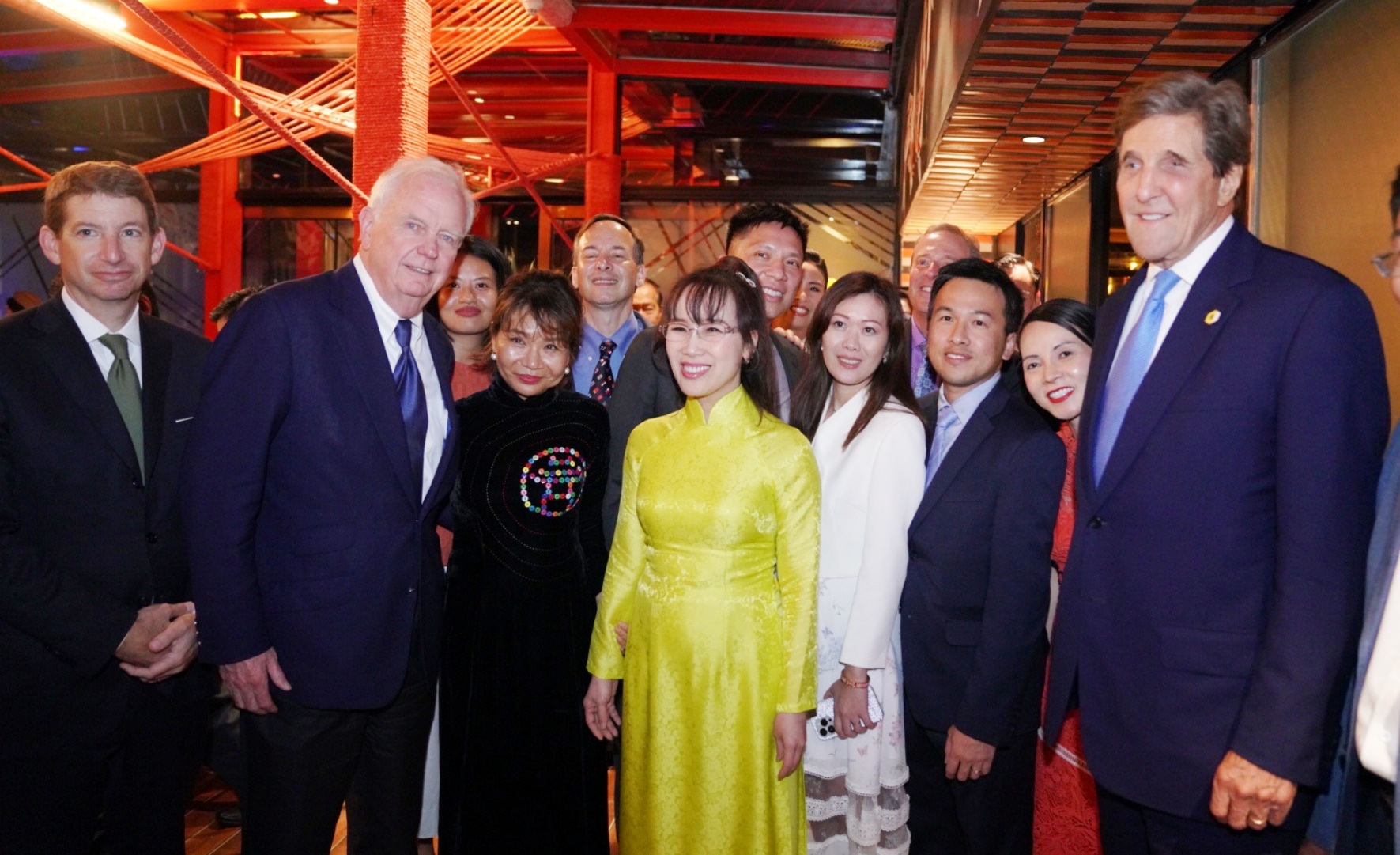 Đặc ph&aacute;i vi&ecirc;n tổng thống Mỹ John Kerry hoan ngh&ecirc;nh v&agrave; ch&uacute;c mừng cho hợp t&aacute;c giữa Vietjet v&agrave; Boeing.
