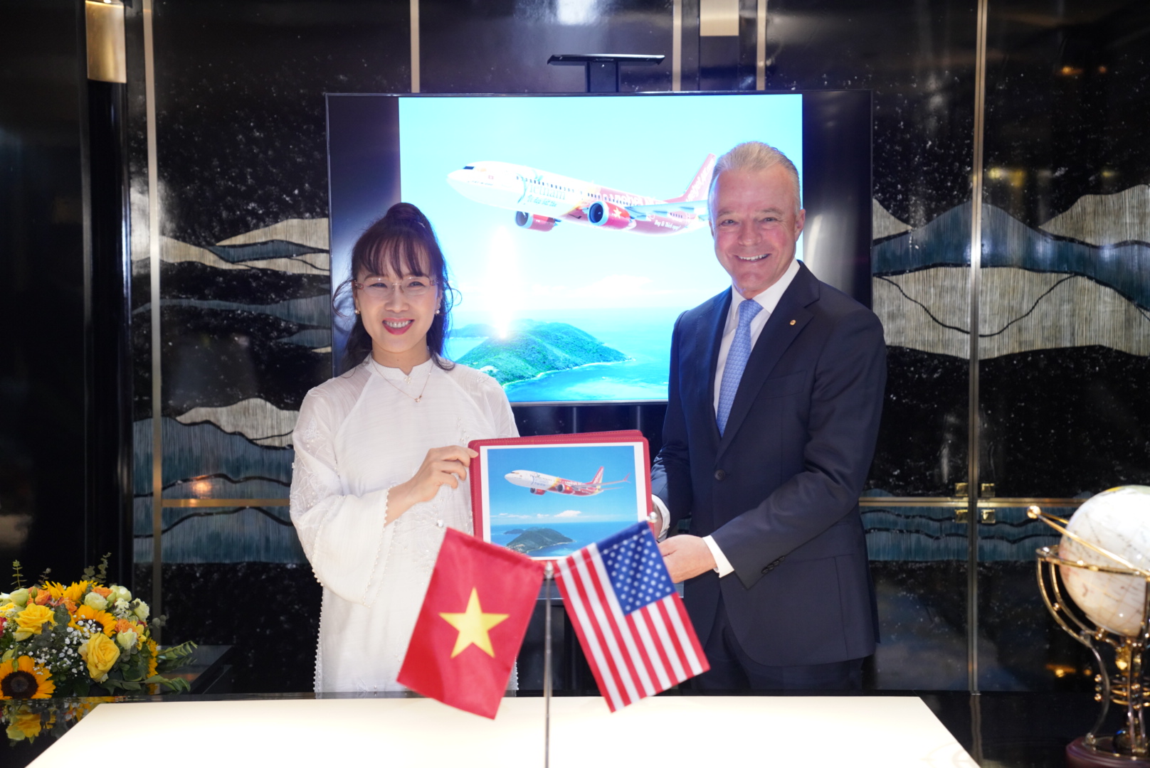 Vietjet và Boeing đã đạt được những thoả thuận thương mại quan trọng trong chuyến thăm cấp Nh&agrave; nước của Tổng thống Hoa Kỳ Joe Biden đến Việt Nam.