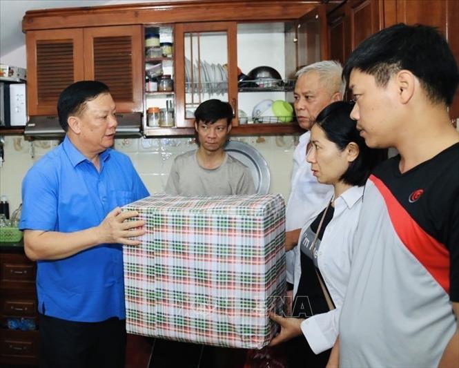 B&iacute; thư Th&agrave;nh ủy H&agrave; Nội thăm hỏi v&agrave; trao tặng đồ d&ugrave;ng thiết yếu cho c&aacute;c nạn nh&acirc;n đang ở tạm cư tại nh&agrave; số 5c, ng&aacute;ch 68, ng&otilde; 29, phố Khương Hạ (tổ d&acirc;n phố 18, phường Khương Đ&igrave;nh, quận Thanh Xu&acirc;n), H&agrave; Nội. Ảnh: TTXVN.