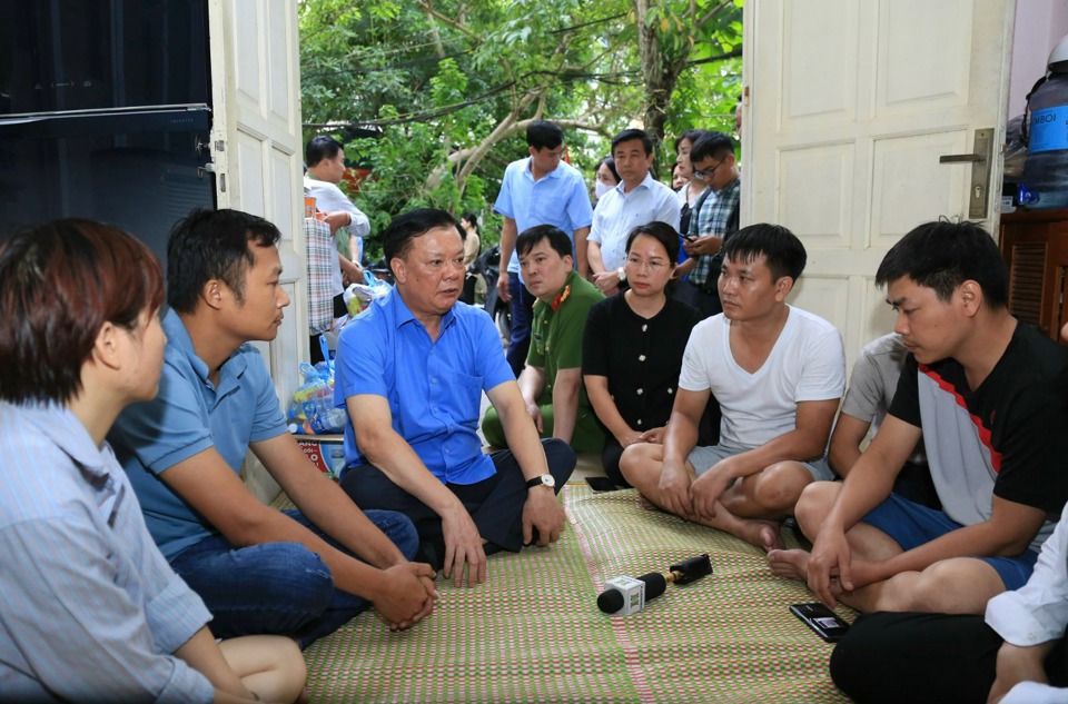B&iacute; thư Th&agrave;nh ủy H&agrave; Nội Đinh Tiến Dũng thăm hỏi, động vi&ecirc;n c&aacute;c gia đ&igrave;nh gặp nạn trong vụ ch&aacute;y chung cư mini tại phường Khương Đ&igrave;nh, quận Thanh Xu&acirc;n.Ảnh: TTXVN.