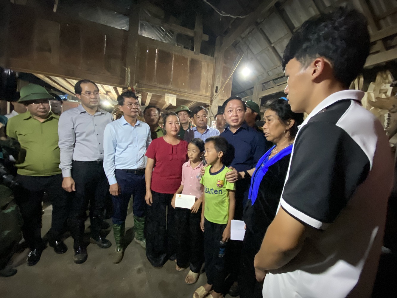 Ph&oacute; Thủ tướng Trần Hồng H&agrave; thăm hỏi c&aacute;c gia đ&igrave;nh gặp nạn tại L&agrave;o Cai.