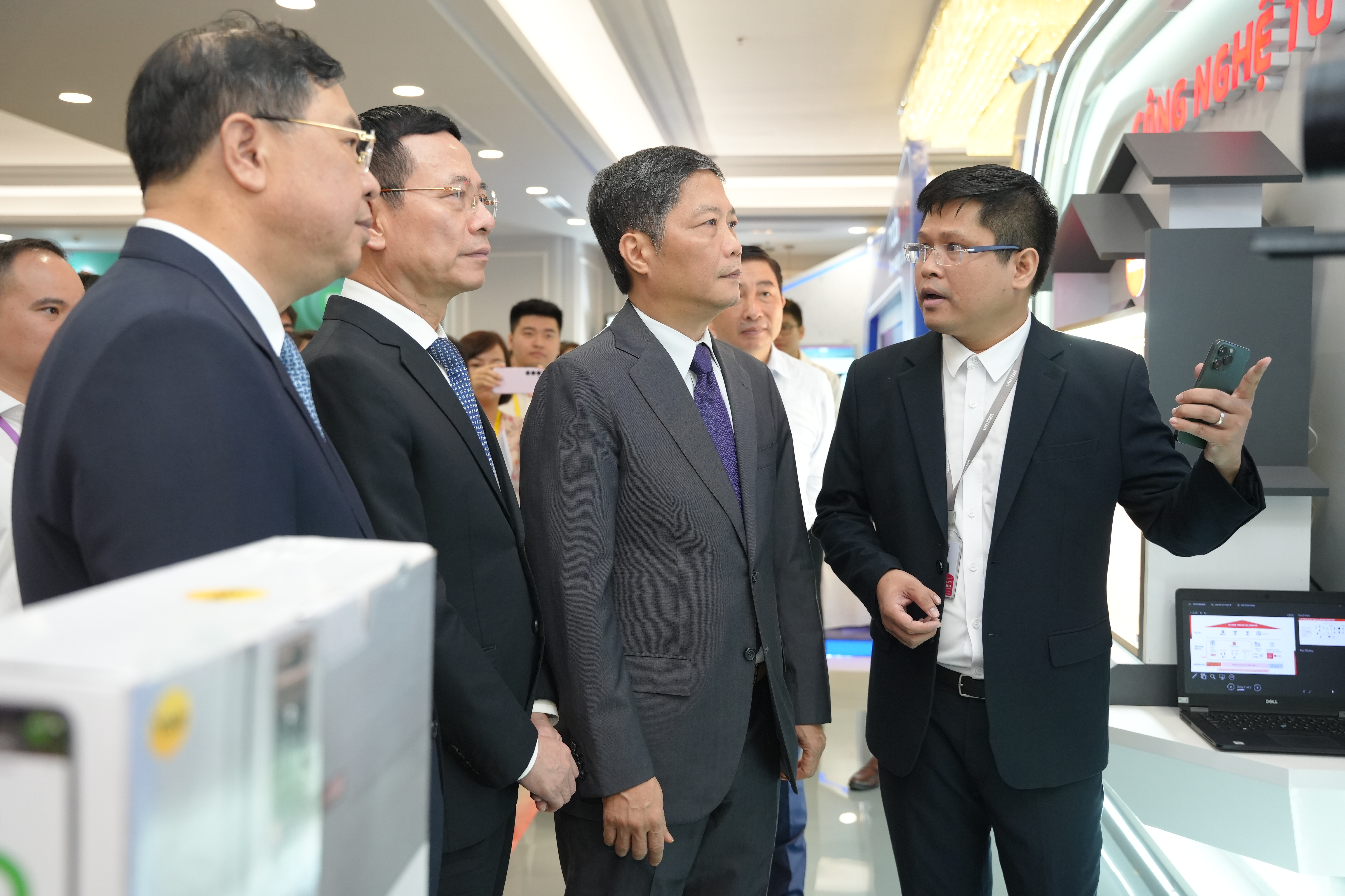 Trưởng ban Link Trang Chủ PG88.Com Mới #2026 Trung ương Trần Tuấn Anh v&agrave; Bộ trưởng Bộ Th&ocirc;ng tin v&agrave; Truyền th&ocirc;ng Nguyễn Mạnh H&ugrave;ng tham c&aacute;c gian trưng b&agrave;y của c&aacute;c PG88 Link Dễ Nhớ Pg88.com c&ocirc;ng nghệ số Việt Nam.