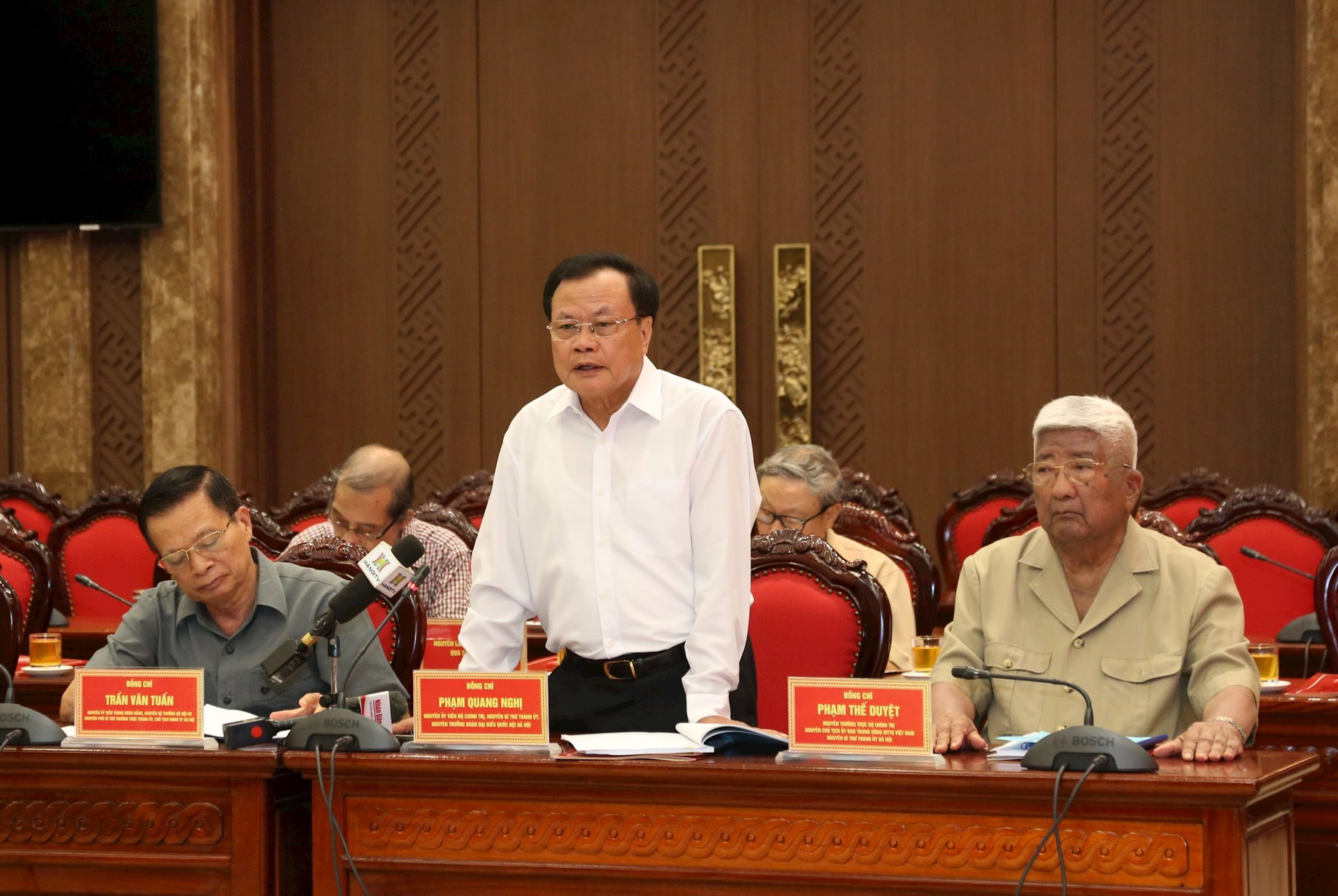 Nguy&ecirc;n B&iacute; thư Th&agrave;nh ủy H&agrave; Nội Phạm Quang Nghị ph&aacute;t biểu tại hội nghị.