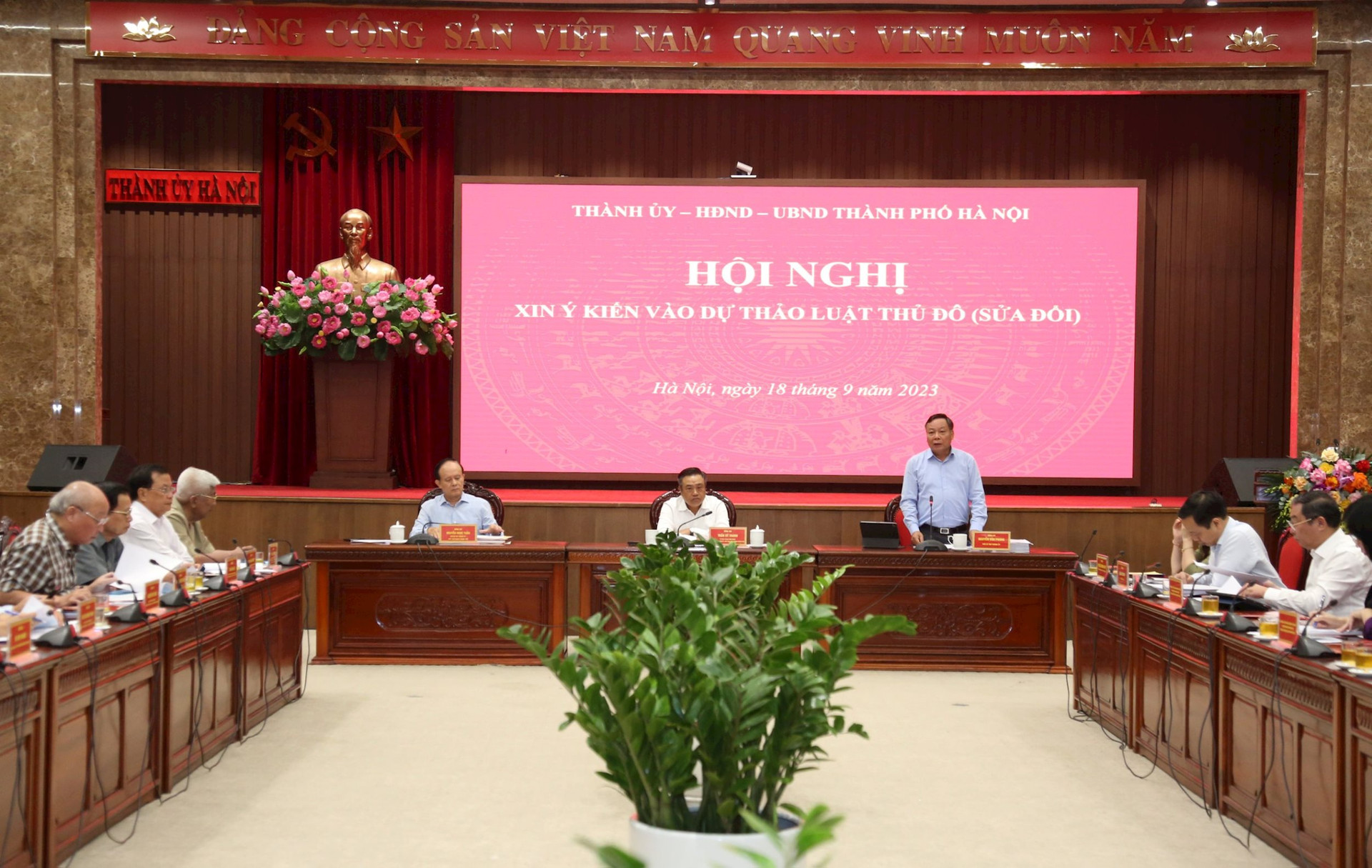  Hội nghị đóng góp ý kiến vào dự thảo Luật Thủ đô (sửa đổi) do Thành ủy, HĐND, UBND thành phố tổ chức.