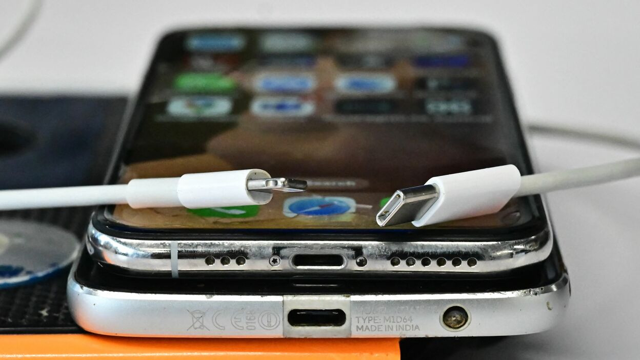 C&aacute;c mẫu iPhone 15 mới giờ đ&acirc;y sẽ sử dụng d&acirc;y sạc USB-C, chấm dứt 11 năm hoạt động với c&aacute;p sạc Lightning độc quyền của Apple.