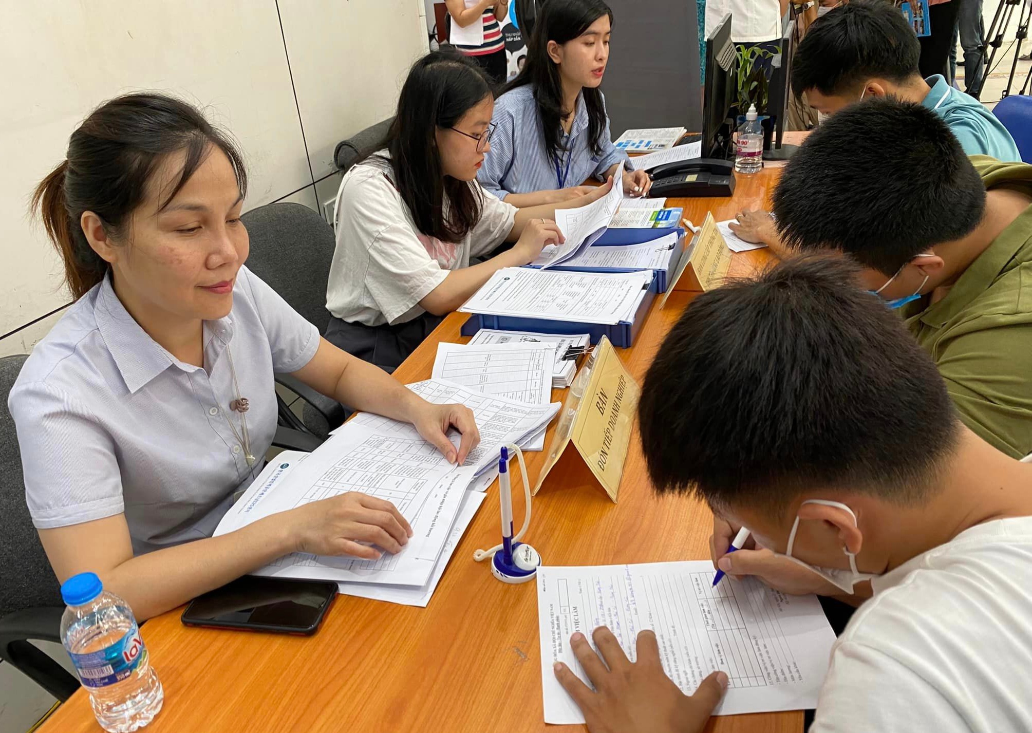 Người PG88 Sòng bạc trực tuyến TOP 1 Việt Nam | Casino, Nổ Hũ khai b&aacute;o t&igrave;nh trạng việc l&agrave;m tại Trung t&acirc;m giới thiệu việc l&agrave;m. Ảnh - N.Dương.