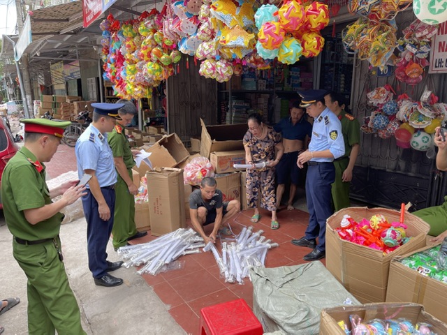Lực lượng chức năng tỉnh Nghệ An ph&aacute;t hiện, thu giữ hơn 200 đồ chơi nguy hiểm, bạo lực v&agrave; b&aacute;nh kẹo kh&ocirc;ng r&otilde; nguồn gốc xuất xứ tại cơ sở PG88 Uy Tín Số 1 Việt Nam Nguyễn Thị Th&uacute;y.