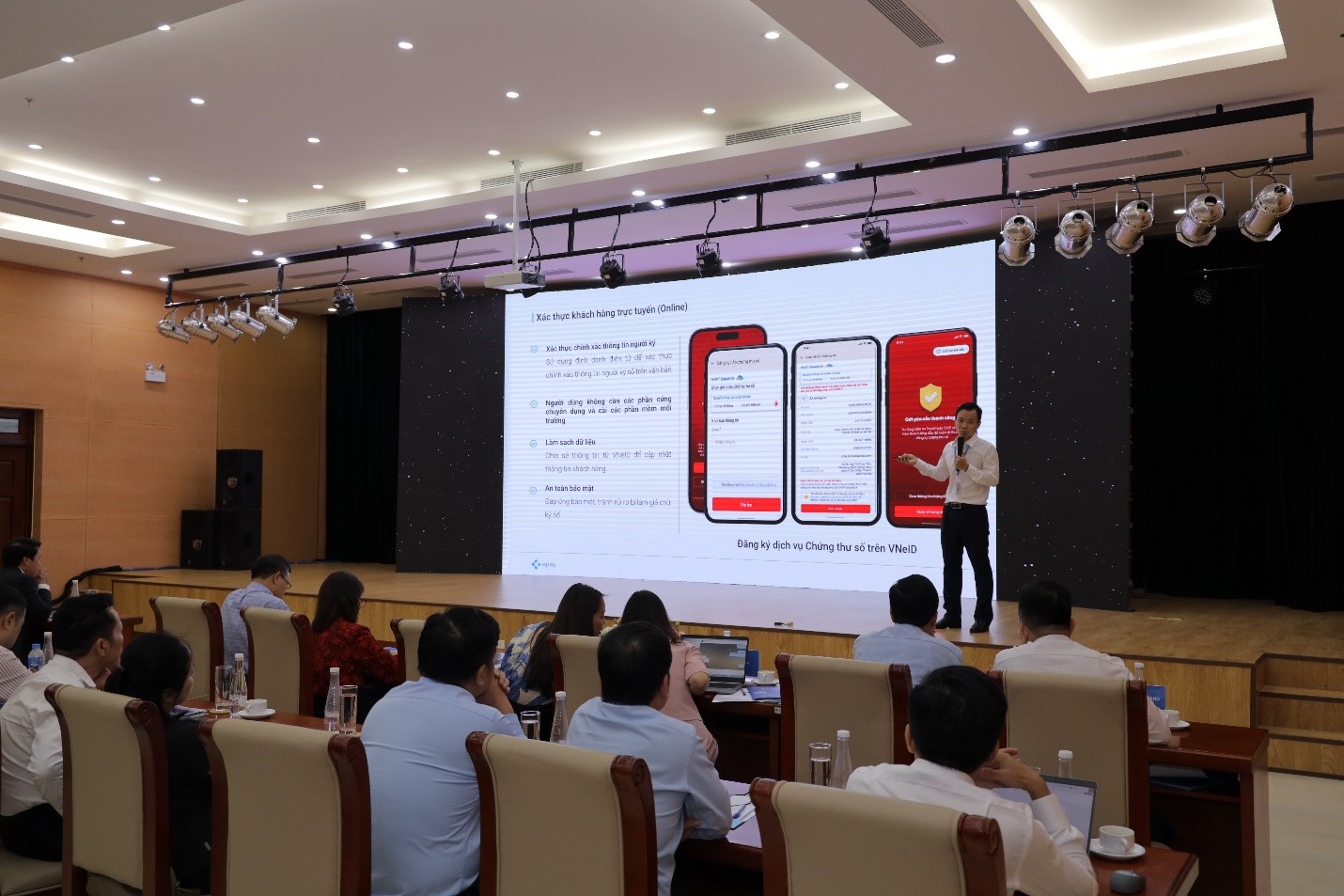 &Ocirc;ng Đặng Th&agrave;nh Tu&acirc;n - Ph&oacute; Tổng gi&aacute;m đốc EPAY giới thiệu c&aacute;c giải ph&aacute;p định danh x&aacute;c thực điện tử.