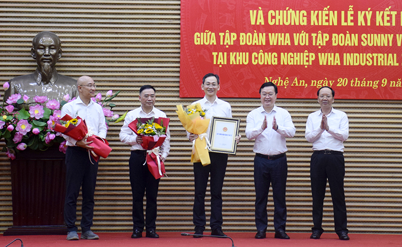 Lãnh đạo tỉnh Nghệ An trao Giấy chứng nhận đăng ký đầu tư Link Trang Chủ PG88.Com Mới #2026 đầu tư cơ sở mới Sunny Automotive Quang học Vina cho Tập đoàn Sunny