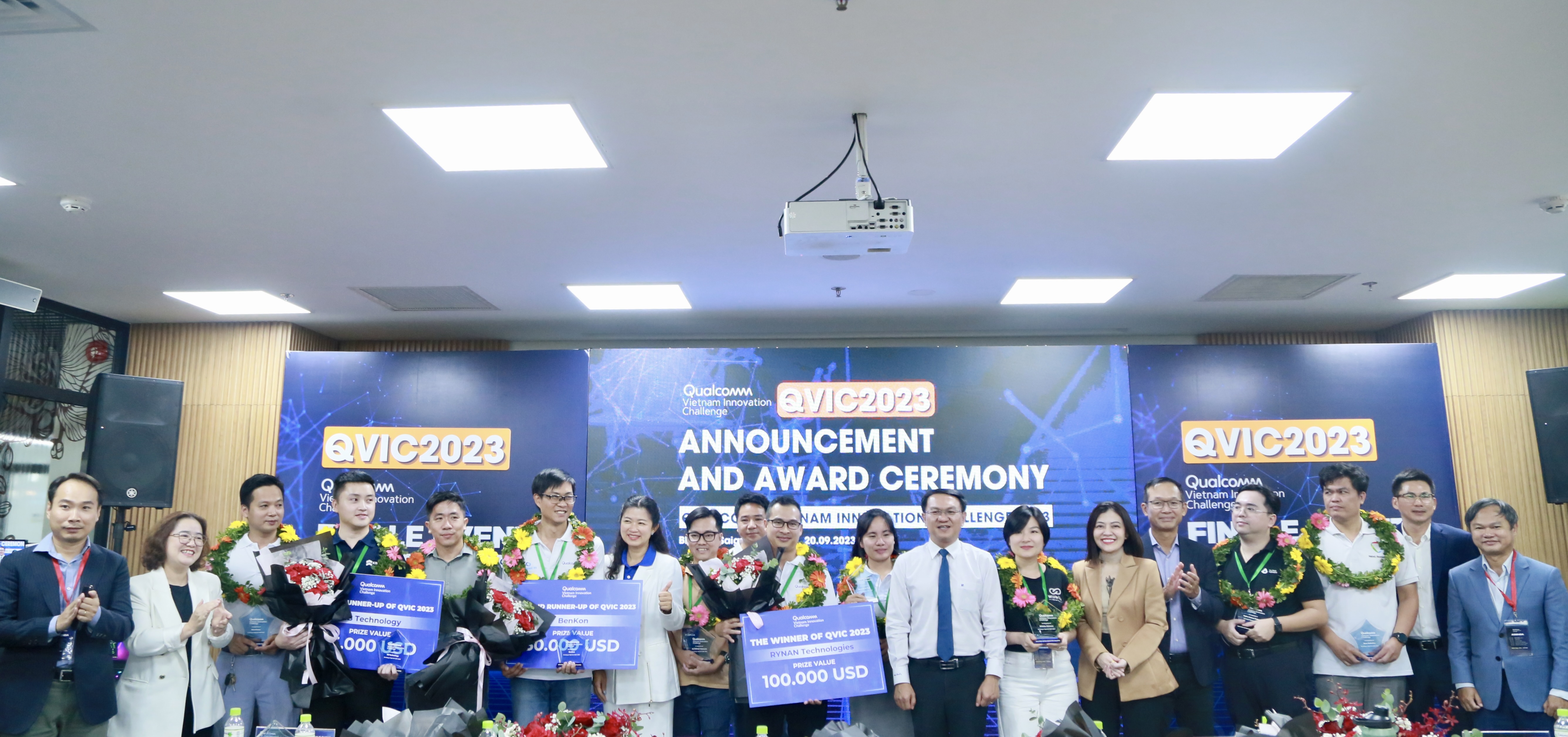 Ban tổ chức chụp hình với Top 3 các startup Link Đăng Nhập PG88 Chính Thức 2026; đạt giải QVIC 2023 trưa ngày 20/9 tại TP.HCM.