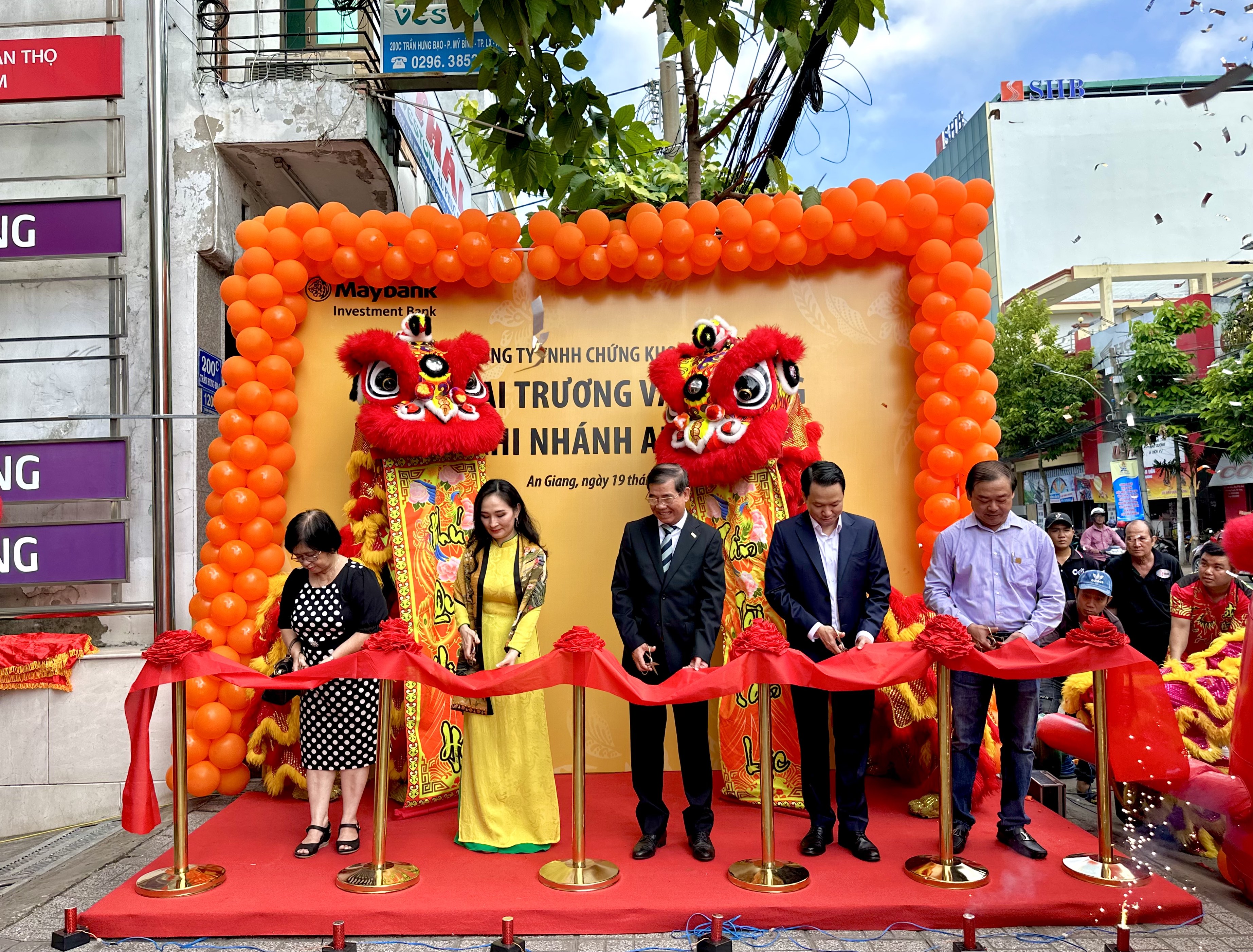 Đai diện Hiệp hội 6Pg88.con độc quyền mỗi ngày tỉnh An Giang và MSVN cắt băng khánh thành trụ sở mới Chi nhánh An Giang.