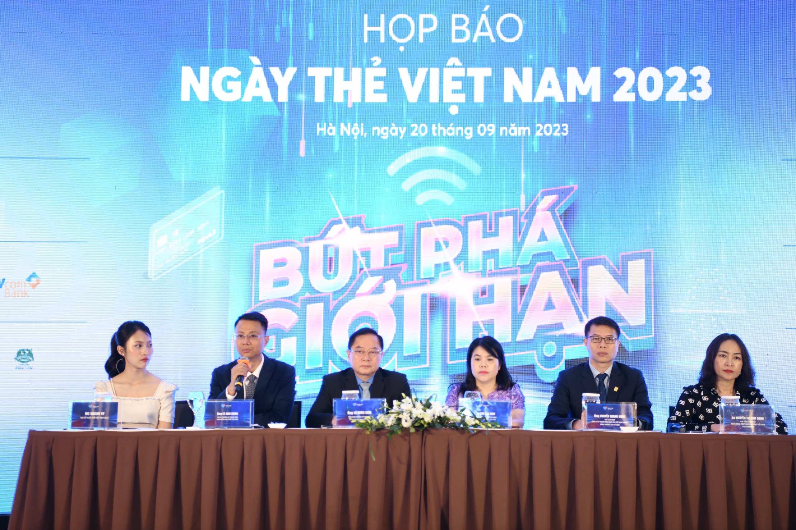 Ban tổ chức trả lời c&aacute;c c&acirc;u hỏi của ph&oacute;ng vi&ecirc;n.