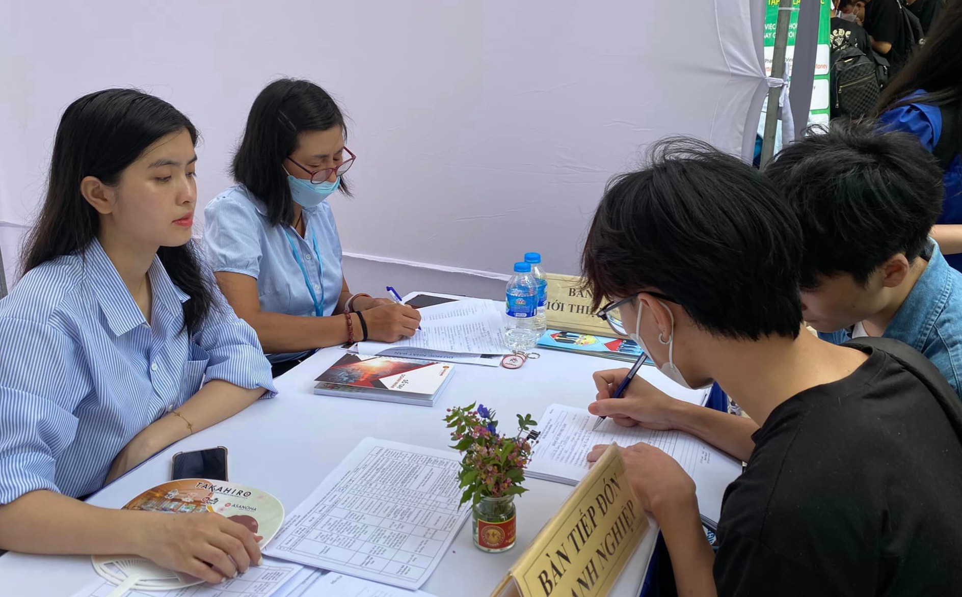 Hoạt động tư vấn, tuyển dụng việc làm. 
