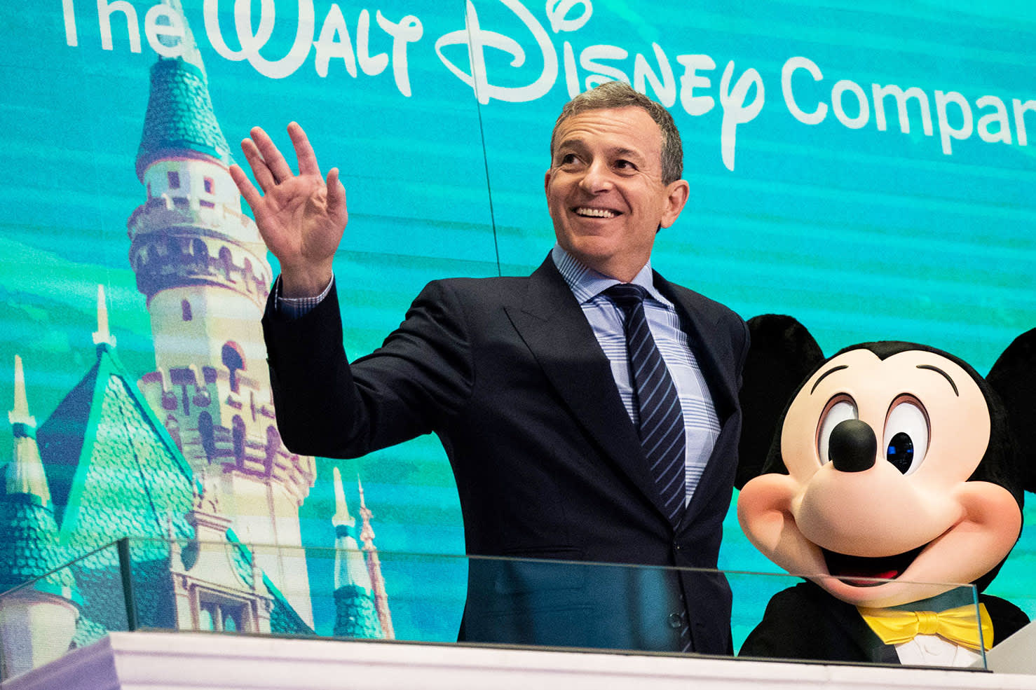 Bob Iger, CEO của Disney cho biết c&aacute;c c&ocirc;ng vi&ecirc;n ở ch&acirc;u &Aacute; đang hoạt động rất tốt.