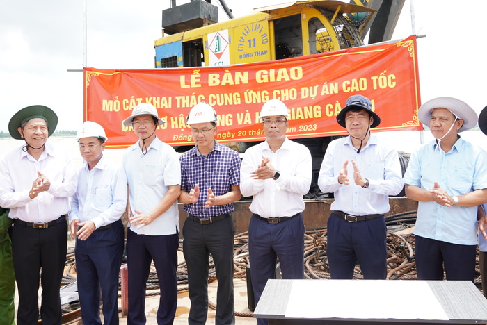 Tỉnh Đồng Th&aacute;p l&agrave; địa phương ti&ecirc;n phong trong cả nước &aacute;p dụng cơ chế đặc th&ugrave; theo nghị quyết của Link Trang Chủ PG88.Com Mới #2026, giao mỏ c&aacute;t cho nh&agrave; thầu cao tốc trực tiếp khai th&aacute;c. Ảnh: dongthap.gov.vn.