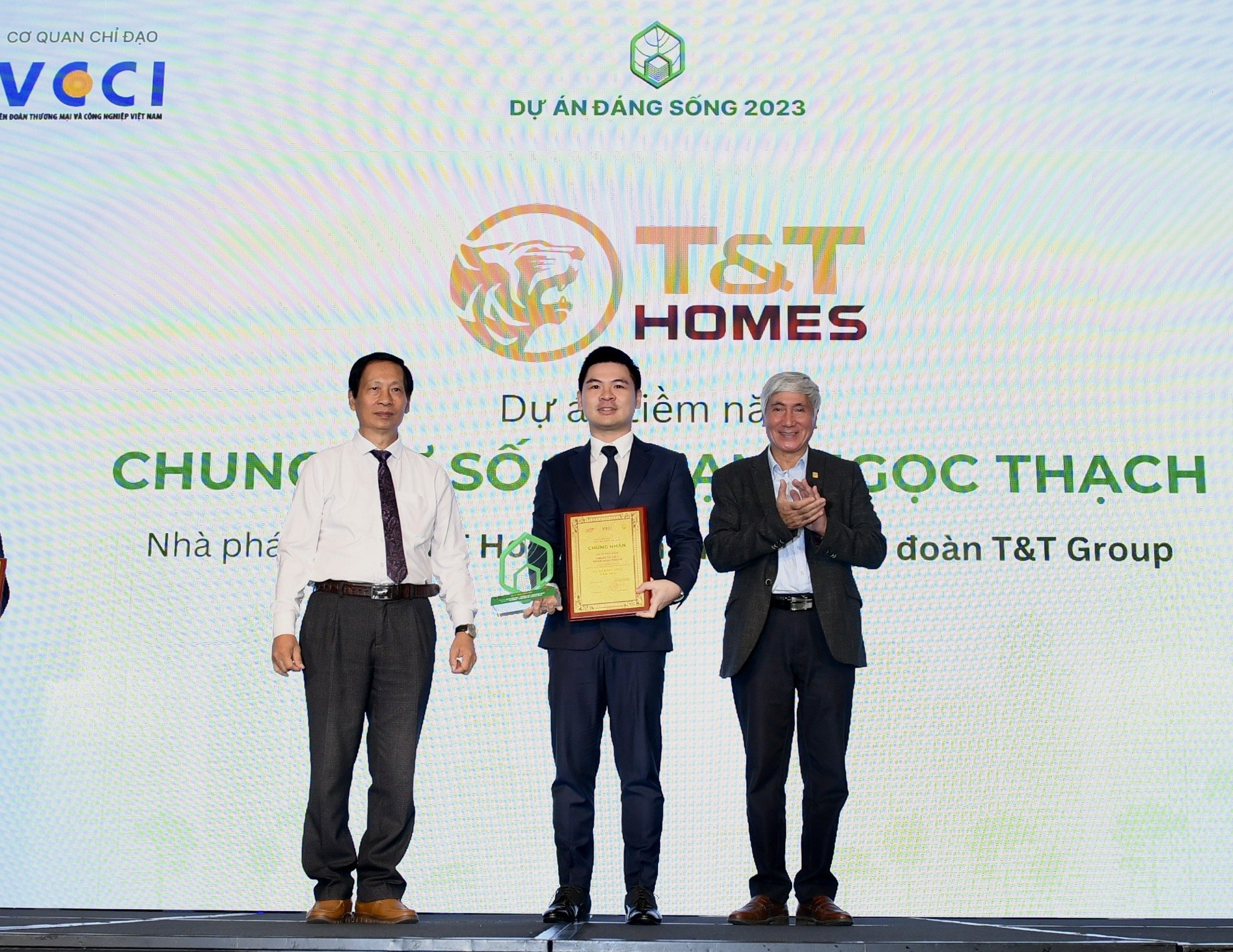Ông Đỗ Vinh Quang, Chủ tịch Hội đồng Quản trị kiêm Tổng giám đốc T&T Homes (giữa) nhận Giải thưởng “Link Trang Chủ PG88.Com Mới #2026 đáng sống năm 2023”.