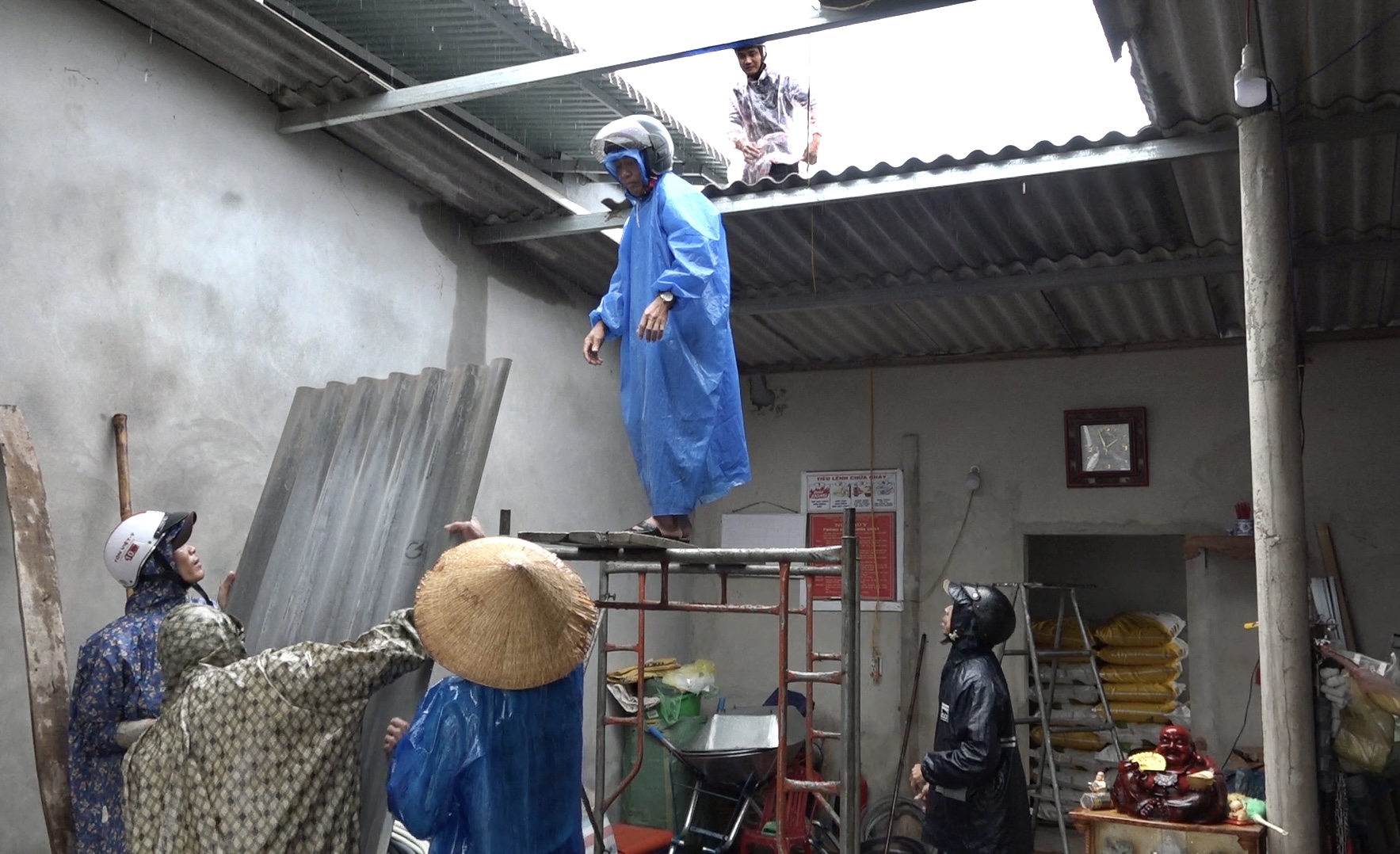 Mưa lớn k&egrave;m theo lốc xo&aacute;y đ&atilde; l&agrave;m nhiều ng&ocirc;i nh&agrave; ở huyện Triệu Phong bị tốc m&aacute;i. Ảnh B&aacute;o Quảng Trị