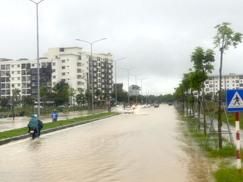Nhiều tuyến đường tại trung t&acirc;m th&agrave;nh phố Huế bị ngập nước&nbsp;