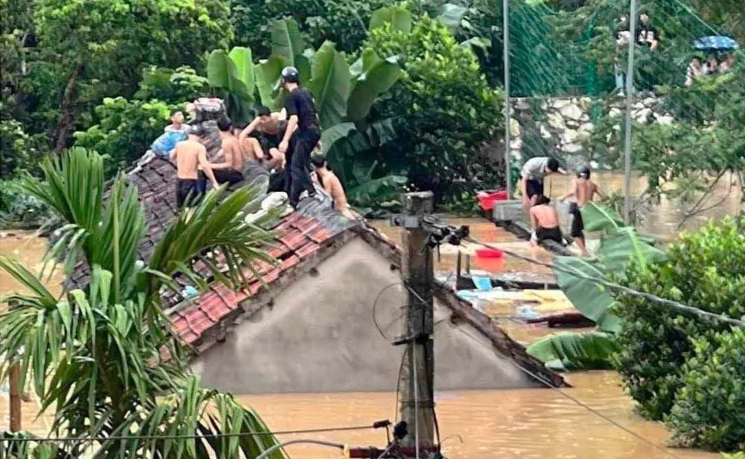 40 học sinh ph&aacute; m&aacute;i ng&oacute;i, tr&egrave;o l&ecirc;n n&oacute;c nh&agrave; sau đ&oacute; men theo tường r&agrave;o của trường để đến chỗ cao tr&aacute;nh cơn lũ l&ecirc;n qu&aacute; nhanh. Ảnh: Th&agrave;nh Đạt