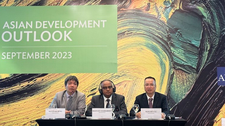 Các chuyên gia của ADB tại họp báo.