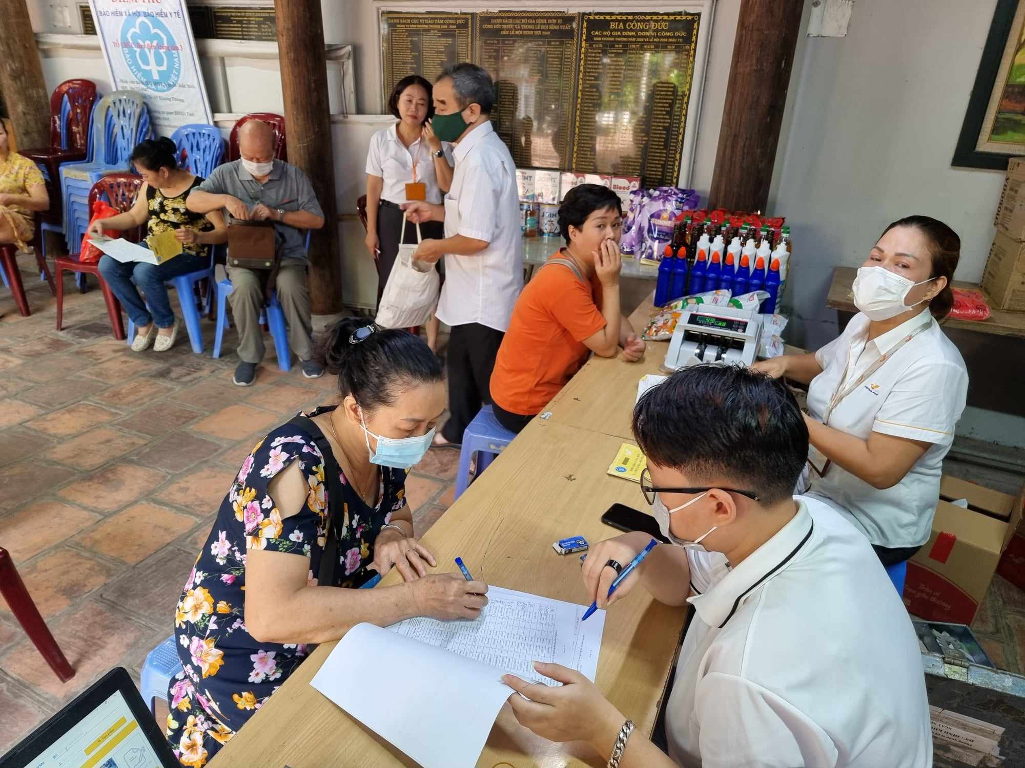 Chi trả lương hưu cho người hưởng. Ảnh - Xu&acirc;n Long.