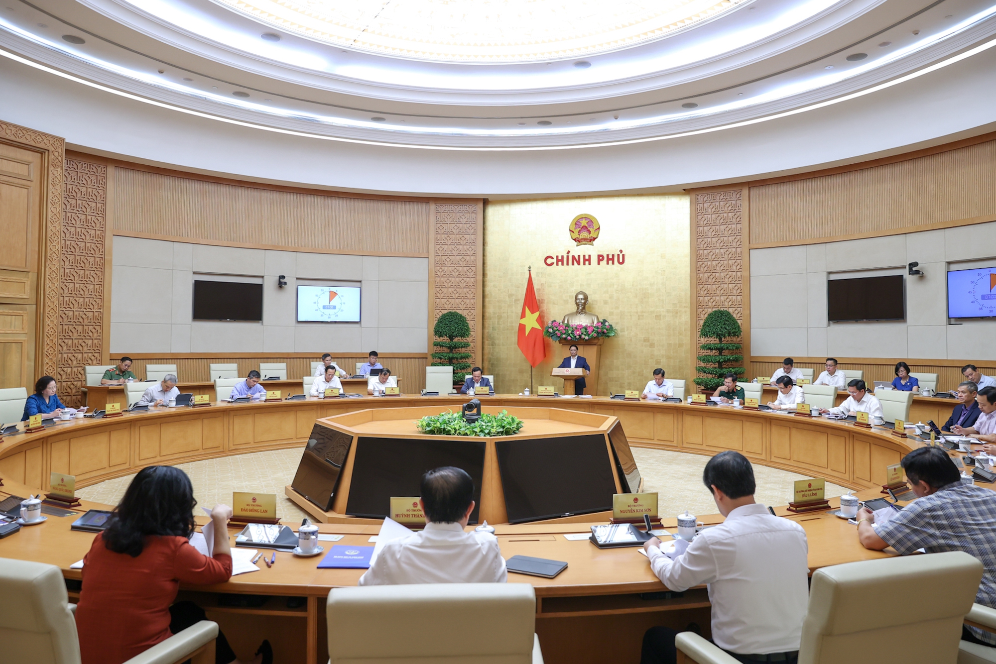 Thủ tướng y&ecirc;u cầu c&aacute;c Bộ, ng&agrave;nh, cơ quan phải bố tr&iacute; đủ c&aacute;n bộ c&oacute; năng lực; bảo đảm đủ nguồn lực, thời gian, c&ocirc;ng sức cho c&ocirc;ng t&aacute;c x&acirc;y dựng ph&aacute;p luật. Ảnh:VGP.