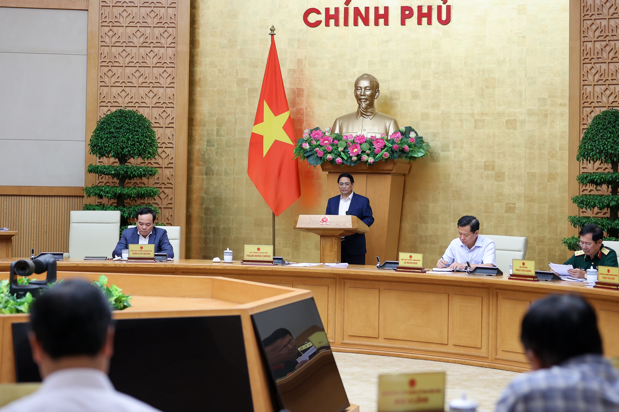 Thủ tướng giao Văn ph&ograve;ng Ch&iacute;nh phủ chủ tr&igrave;, nghi&ecirc;n cứu sửa đổi Quy chế l&agrave;m việc của Ch&iacute;nh phủ, trong đ&oacute; cần đẩy nhanh tiến độ soạn thảo, tr&igrave;nh, thẩm định, thẩm tra dự thảo văn bản. Ảnh: VGP.