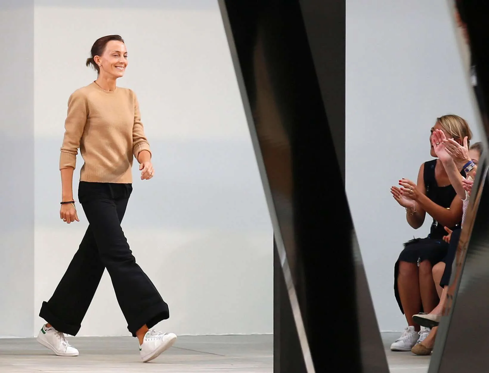 Phoebe Philo, nh&agrave; nữ thiết kế lừng danh với phong c&aacute;ch tối giản v&agrave; vượt thời gian, trở lại với m&agrave;n ra mắt thương hiệu của ri&ecirc;ng m&igrave;nh một c&aacute;ch thầm lặng.