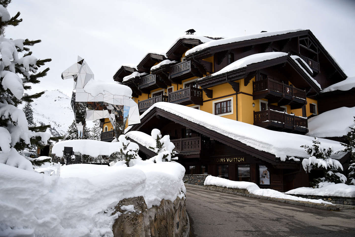 Kh&aacute;ch sạn Cheval Blanc ở Courchevel thuộc sở hữu của tỷ ph&uacute; Bernard Arnault, ảnh chụp v&agrave;o th&aacute;ng 2/2017.
