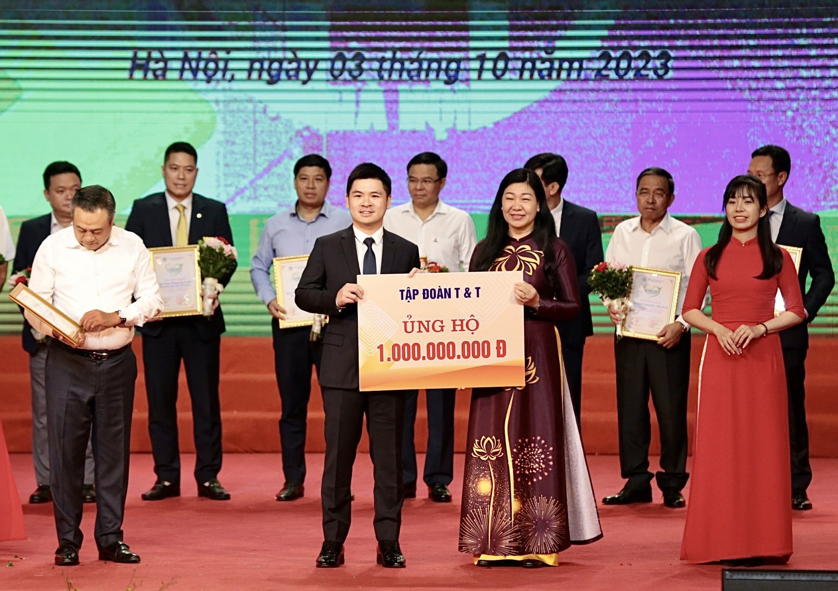 &Ocirc;ng Đỗ Vinh Quang, Ph&oacute; Chủ tịch Hội đồng Quản trị Tập đo&agrave;n T&T Group (b&ecirc;n tr&aacute;i) trao ủng hộ cho Quỹ &ldquo;V&igrave; người ngh&egrave;o&rdquo; th&agrave;nh phố H&agrave; Nội (Nguồn: T&T Group).