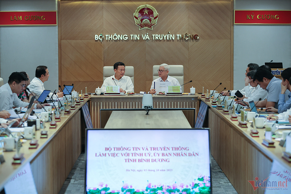 Bộ trưởng Bộ Th&ocirc;ng tin v&agrave; Truyền th&ocirc;ng Nguyễn Mạnh H&ugrave;ng v&agrave; đo&agrave;n c&ocirc;ng t&aacute;c của Bộ l&agrave;m việc với B&iacute; thư Tỉnh uỷ tỉnh B&igrave;nh Dương Nguyễn Văn Lợi v&agrave; đo&agrave;n c&ocirc;ng t&aacute;c của tỉnh.