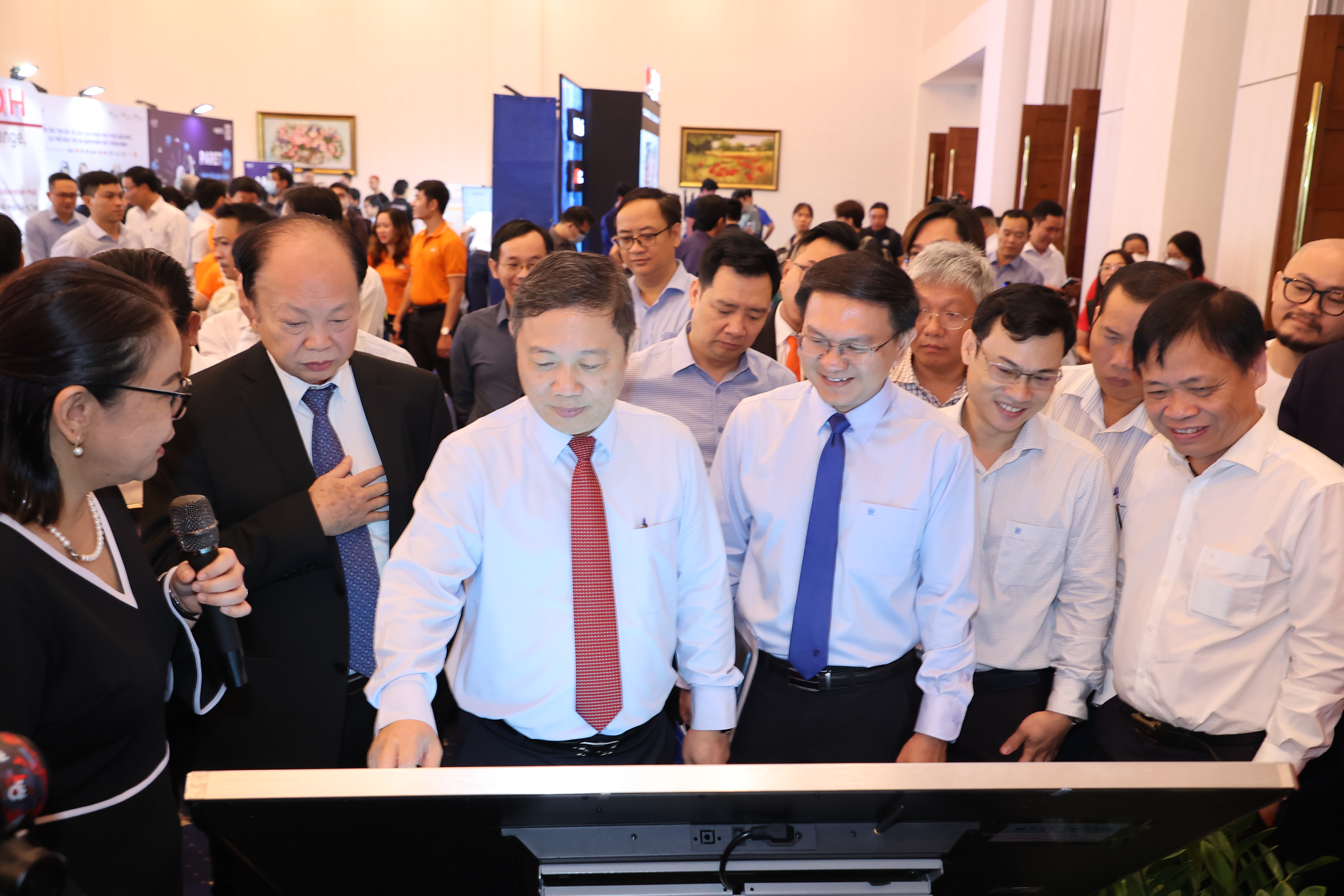 Lãnh đạo TP.HCM, VINASA tham quan triển lãm, giới thiệu giải pháp chuyển đổi số của TP.HCM sáng 4/10.