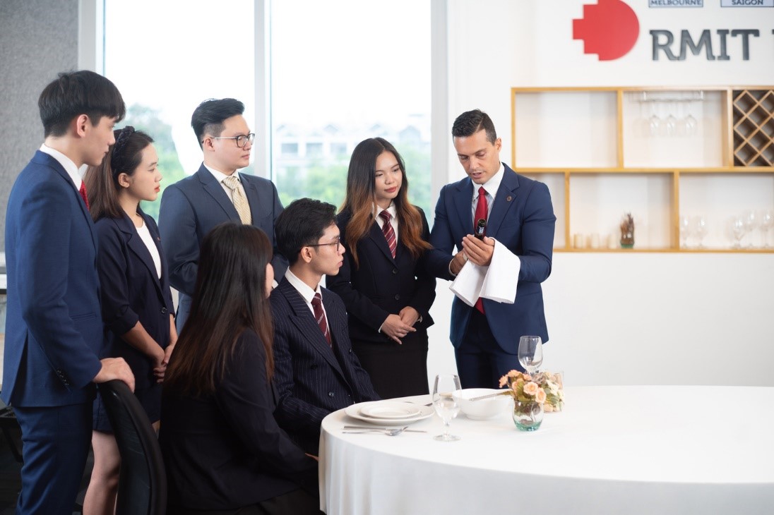 Chương tr&igrave;nh Quản trị du lịch v&agrave; kh&aacute;ch sạn Đại học RMIT cam kết mang đến cho sinh vi&ecirc;n nền tảng gi&aacute;o dục &ldquo;biến tri thức th&agrave;nh h&agrave;nh động&rdquo;.