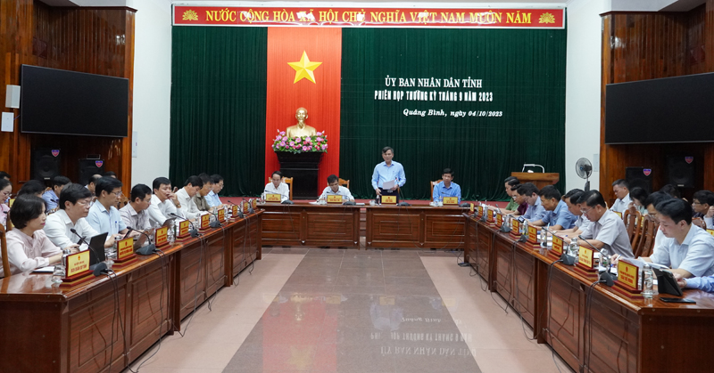 To&agrave;n cảnh phi&ecirc;n họp thường kỳ ng&agrave;y 4/10 của UBND tỉnh Quảng B&igrave;nh.