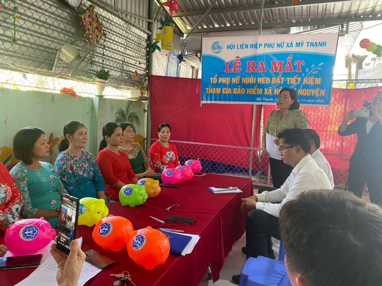 C&aacute;c hội vi&ecirc;n phụ nữ tham gia &ldquo;Nu&ocirc;i heo đất tiết kiệm tham gia bảo hiểm x&atilde; hội tự nguyện&rdquo; tại tỉnh Long An. Ảnh - BHXH Việt Nam.