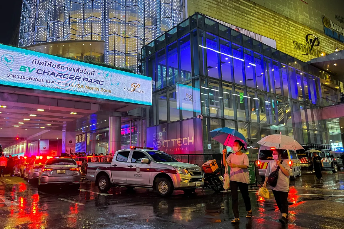 Vụ nổ s&uacute;ng xảy ra tại trung t&acirc;m mua sắm Siam Paragon ở trung t&acirc;m th&agrave;nh phố Bangkok, Th&aacute;i Lan đ&atilde; phủ b&oacute;ng đen l&ecirc;n ng&agrave;nh du lịch nước n&agrave;y.