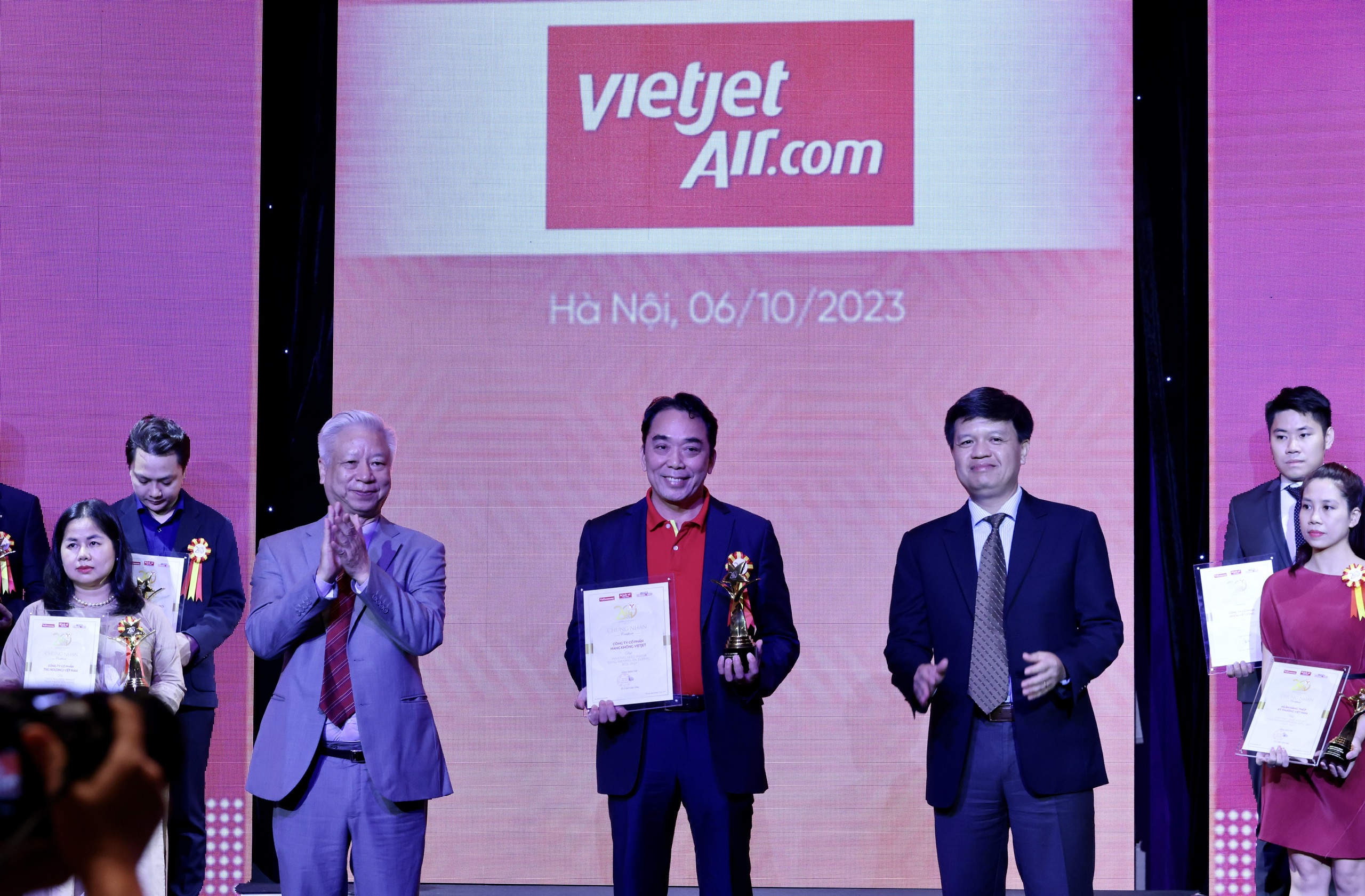 TOP 10 Thương hiệu Mạnh - Tăng trưởng Ấn tượng 2022-2023 gồm: C&ocirc;ng ty Cổ phần Sản xuất v&agrave; PG88 Uy Tín Số 1 Việt Nam VinFast; C&ocirc;ng ty TNHH MTV Pg88ok ưu đãi hấp dẫn v&agrave; Tiếp vận Bảo T&iacute;n (PPL); Tổng c&ocirc;ng ty Cổ phần Xuất nhập khẩu v&agrave; X&acirc;y dựng Việt Nam (Vinaconex); C&ocirc;ng ty Cổ phần H&agrave;ng kh&ocirc;ng Vietjet; C&ocirc;ng ty Cổ phần Thang m&aacute;y Thi&ecirc;n Nam; Ng&acirc;n h&agrave;ng TMCP Xuất nhập khẩu Việt Nam (Eximbank); C&ocirc;ng ty Cổ phần Tập đo&agrave;n T&acirc;n Long; C&ocirc;ng ty Cổ phần B&aacute;n lẻ Kỹ thuật số FPT (FPT Retail); Ng&acirc;n h&agrave;ng TMCP Nam &Aacute;; C&ocirc;ng ty Cổ phần Tập đo&agrave;n Golden Gate. Ảnh - Việt Dũng.&nbsp;