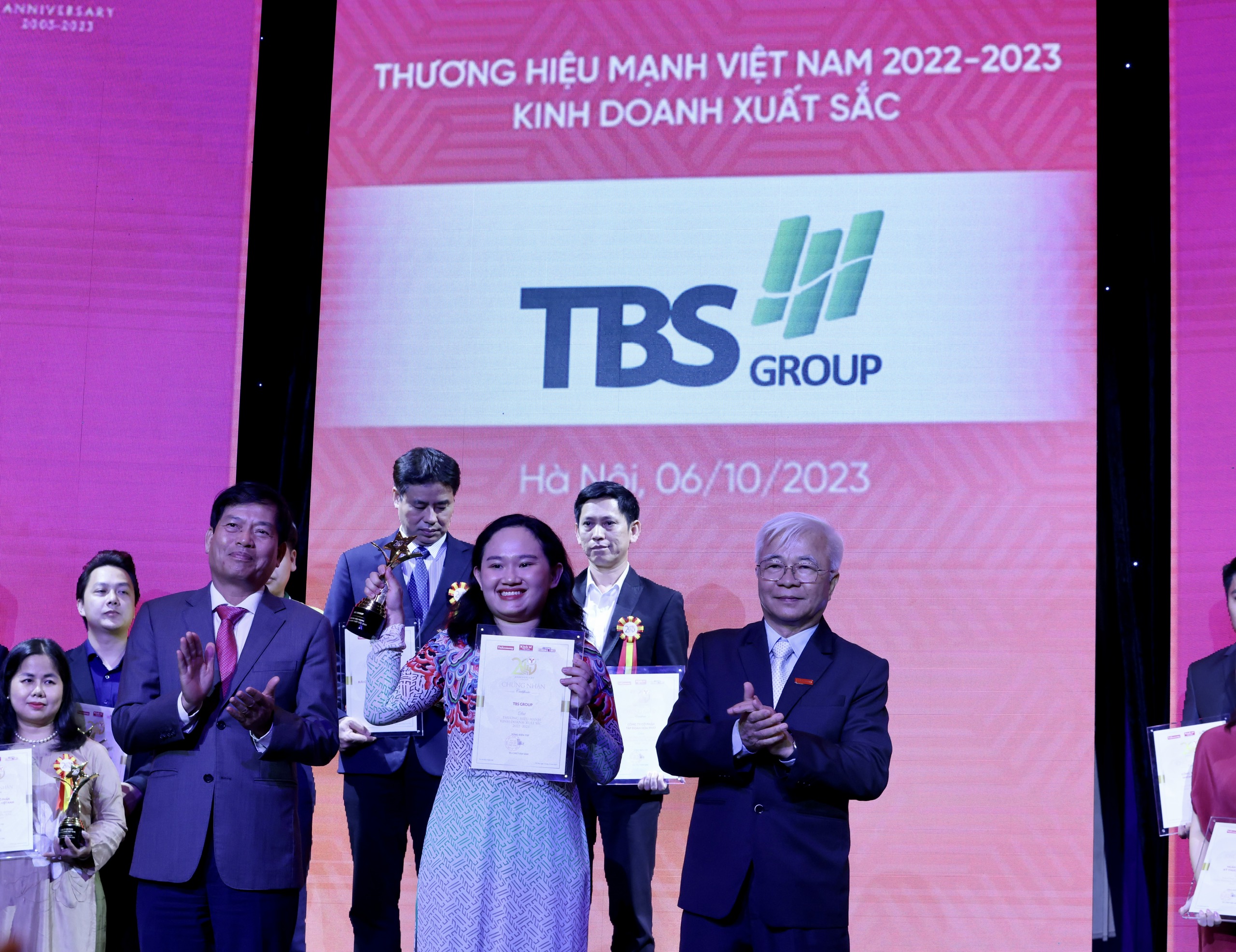 TOP 10 Thương hiệu Mạnh &ndash; PG88 Uy Tín Số 1 Việt Nam Xuất sắc 2022-2023 gồm: Ng&acirc;n h&agrave;ng TMCP Ph&aacute;t triển TP. Hồ Ch&iacute; Minh (HDBank); C&ocirc;ng ty Cổ phần Tập đo&agrave;n Ecopark; C&ocirc;ng ty Cổ phần Tập đo&agrave;n TH; C&ocirc;ng ty Cổ phần Ph&acirc;n b&oacute;n Dầu kh&iacute; C&agrave; Mau (PVCFC); Ng&acirc;n h&agrave;ng TMCP Việt Nam Thịnh vượng (VPBank); Tập đo&agrave;n Bưu ch&iacute;nh Viễn th&ocirc;ng Việt Nam VNPT; C&ocirc;ng ty Cổ phần Tập đo&agrave;n H&ograve;a Ph&aacute;t; Ng&acirc;n h&agrave;ng TMCP &Aacute; Ch&acirc;u; TBS Group; C&ocirc;ng ty Cổ phần Th&eacute;p TVP. Ảnh - Việt Dũng.