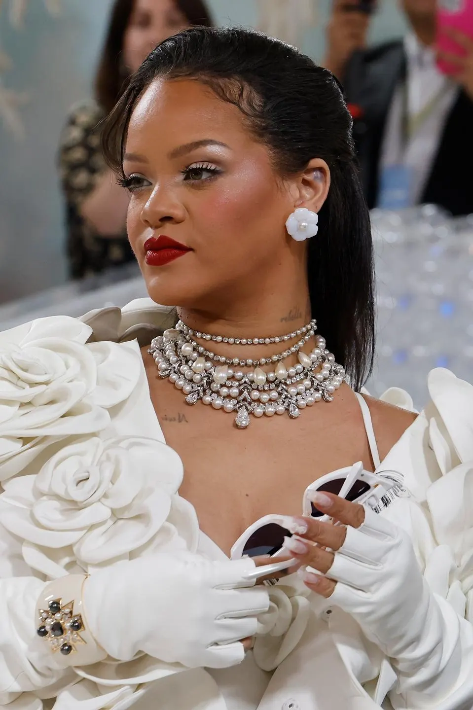 Ca sỹ triệu ph&uacute; Rihanna tham gia một sự kiện hồi th&aacute;ng 5 năm nay với bộ trang sức ngọc trai theo phong c&aacute;ch hiện đại.