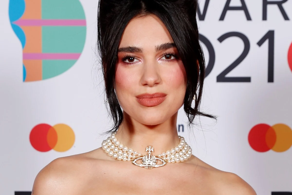 Ca sỹ Dua Lipa đeo một mẫu v&ograve;ng cổ ngọc trai của Vivienne Westwood tại một sự kiện hồi năm 2021.