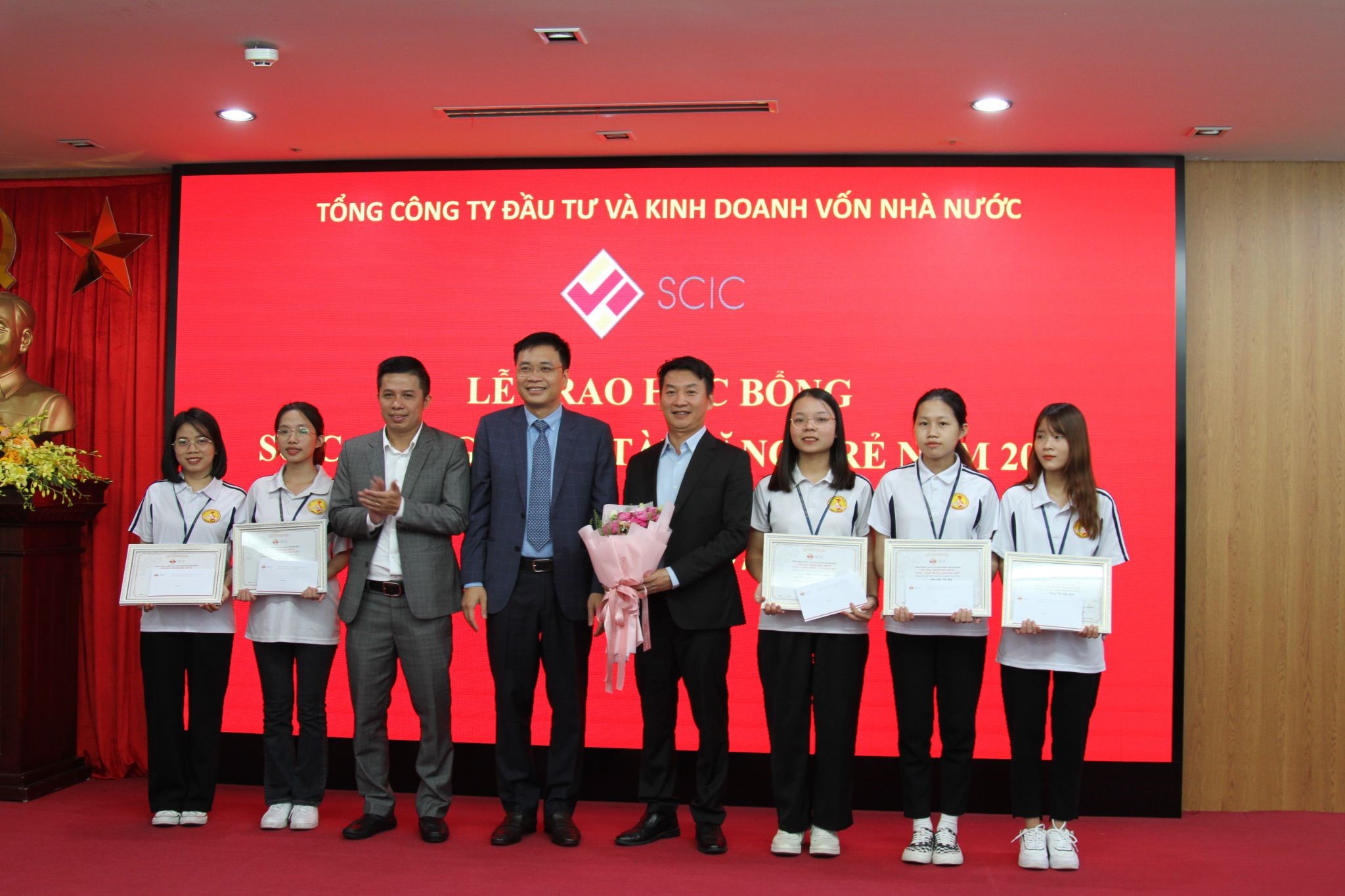 Phó Tổng Giám đốc Lê Thanh Tuấn trao học bổng cho sinh viên Trường Đại học PG88 ⭐ Link trang chủ số 1 nhà cái PG88 com casino slot - Đại học Quốc gia Hà Nội .
