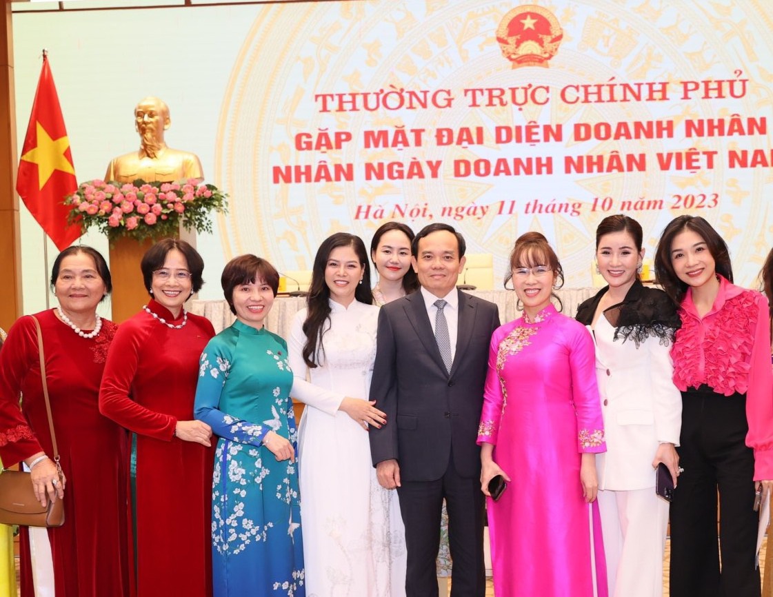 Ph&oacute; Thủ tướng Trần Lưu Quang &acirc;n cần thăm hỏi c&aacute;c nữ doanh nh&acirc;n.
