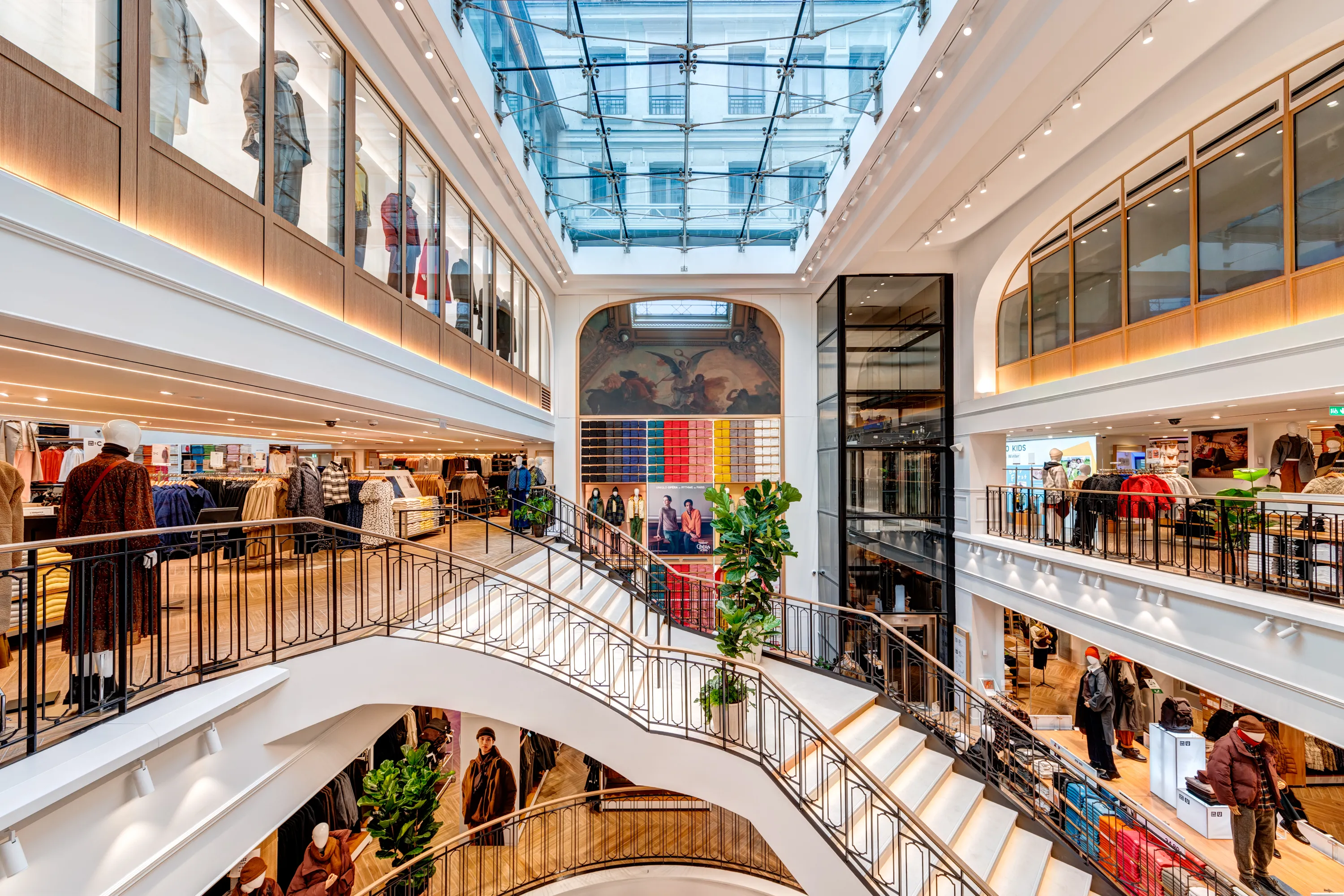 Fast Retailing cũng đ&atilde; tăng cường tập trung v&agrave;o c&aacute;c thị trường ở Bắc Mỹ v&agrave; ch&acirc;u &Acirc;u. Trong ảnh l&agrave; cửa h&agrave;ng Uniqlo tại trung t&acirc;m mua sắm Opera City, Paris.